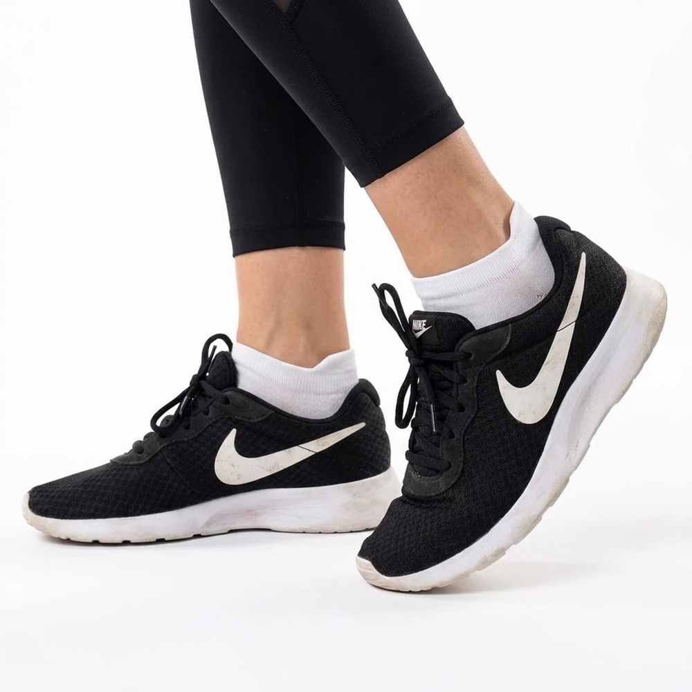 Nike Tanjun Womens 8.5 Running Shoes Black White Low Top Mesh Good